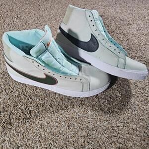 nike sb DA8855-100 sz 11 UK10 shoes